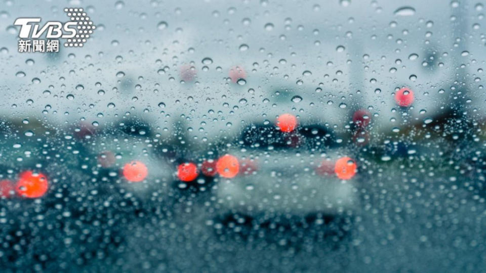 駕駛可將後視鏡撥水劑或肥皂塗抹在鏡面上，可避免水珠殘留。(圖片來源 / Shutterstock達志影像)