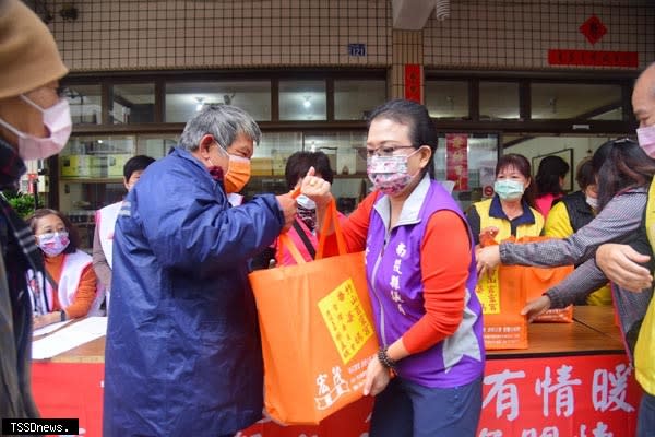 南投縣議員蔡孟娥結合投縣溫暖關懷協會發放物資助弱勢。(記者蔡榮宗攝)