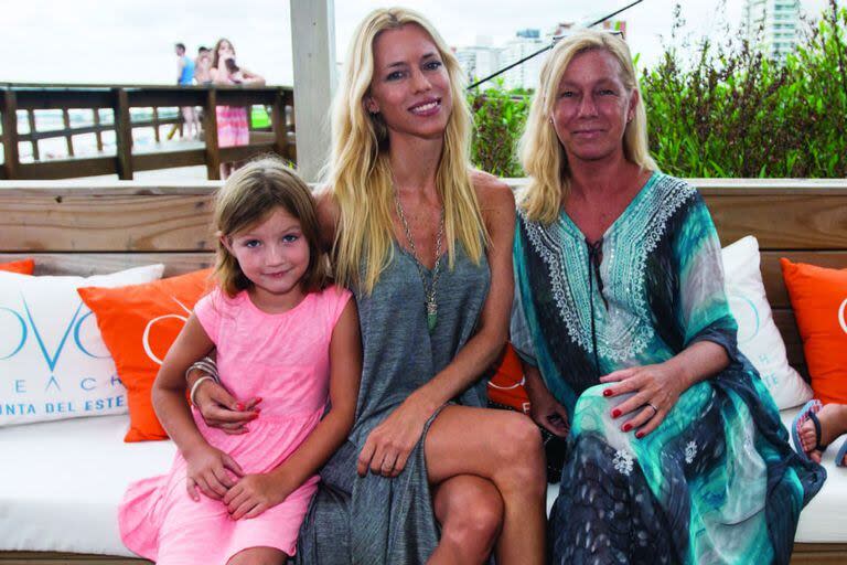 Nicole junto a su mamá y la pequeña Allegra 