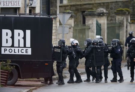French special intervention police conduct a house-to-house search in Longpont, northeast of Paris, January 8, 2015. REUTERS/Pascal Rossignol
