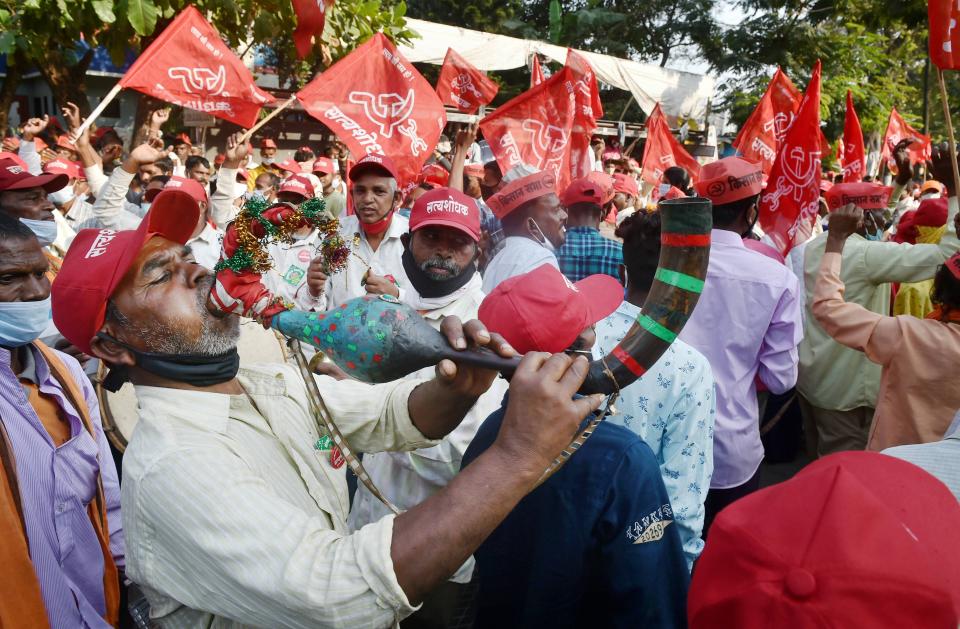 Mumbai: Farmers stopped by police as they march from Azad Maidan towards Raj Bhavan to submit a memorandum to the Governor during the ongoing ‘Akhil Bharatiya Kisan Sabha’, in Mumbai, Monday.