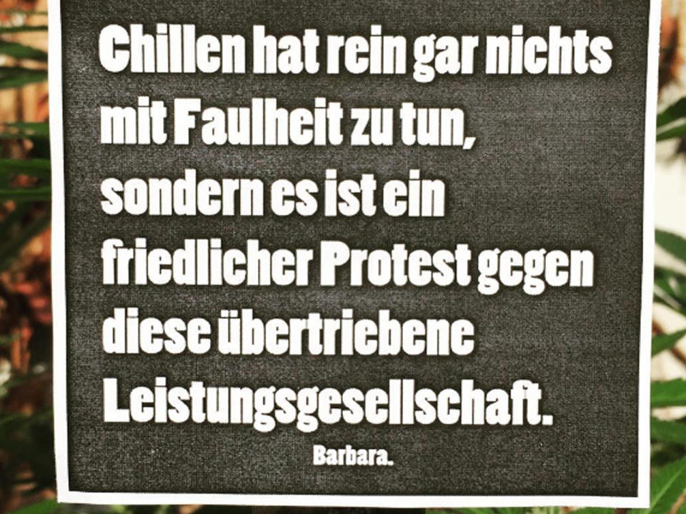 Ebenfalls ein echtes Internetphänomen ohne richtigen Namen oder bekanntes Gesicht ist Barbara. Sie bringt ihre Lebensweisheiten unter die Leute, indem sie Verkehrsschilder und Co. mit ihren eigenen Kreationen überklebt. (Bild-Copyright: ich_bin_barbara/Instagram)