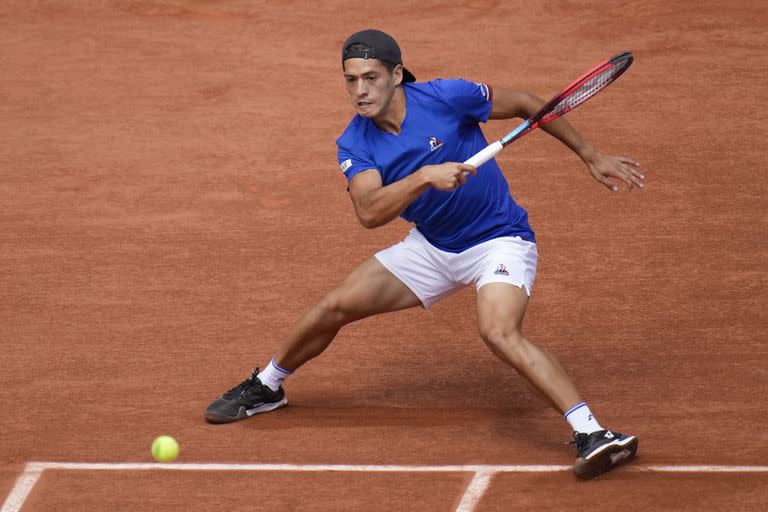 La derecha de Sebastián Báez frente a Alexander Zverev, en el court central de Roland Garros