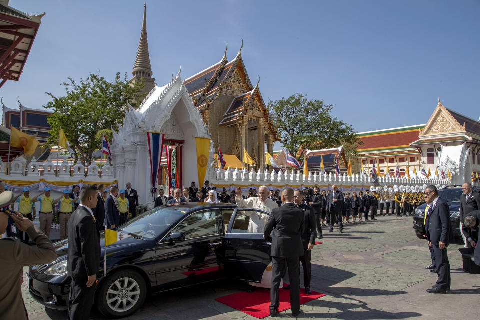 Pope Francis acknowledges devotees as he arrives at Wat Ratchabophit Buddhist temple in Bangkok, Thailand, Thursday, Nov. 21, 2019. (AP Photo/Gemunu Amarasinghe)