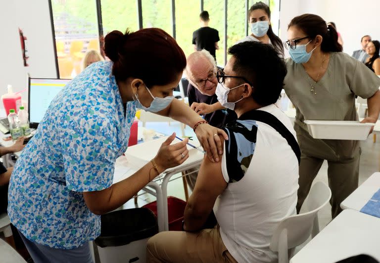 El 54,6% de la población que inició el esquema básico de vacunación contra Covid-19 en el país se aplicó un primer refuerzo