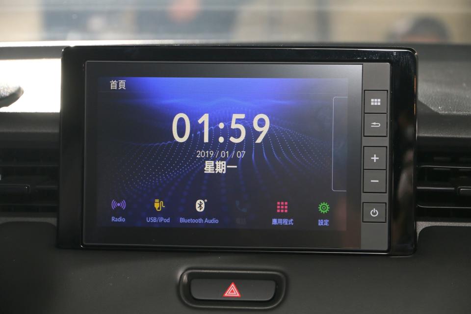 全車系標配的8吋觸控式多媒體影音螢幕主機，可支援 Apple CarPlay & Android Auto連結功能。