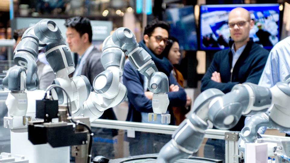 Mehrere Roboter bewegen sich am Stand des Unternehmens Haier Cosmoplat auf der Hannover Messe.