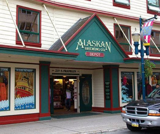 Alaskan Brewing Co.的啤酒廠為減少運輸產生的碳足跡，盡可能使用當地原料。此為位於當地的啤酒商店，店內也提供各種阿拉斯加在地商品。（圖片來源：Alaskan Brewing Co.官方粉絲團）