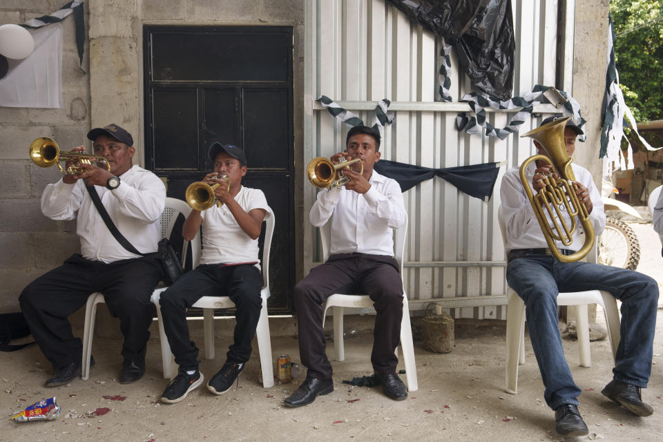 Músicos tocan en el velorio de Francisco Rojché en su casa en Chicacao, Guatemala, el miércoles 12 de abril de 2023. Rojché y su tío Miguel murieron en un incendio cuando estaba encerrados en un centro de detención de migrantes mexicano en Ciudad Juárez. (AP Foto/Moisés Castillo)