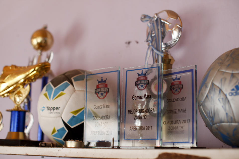 Varios trofeos decoran una repisa en la casa de la futbolista Mara Gómez en La Plata, Argentina, el jueves 6 de febrero de 2020. Gómez es una futbolista transgénero que por ahora sólo puede entrenar con el club mientras espera permiso de la Asociación del Fútbol Argentino (AFA). De obtenerla, sería la primera mujer trans en competir dentro de la primera división profesional del fútbol argentino (AP Foto/Natacha Pisarenko)