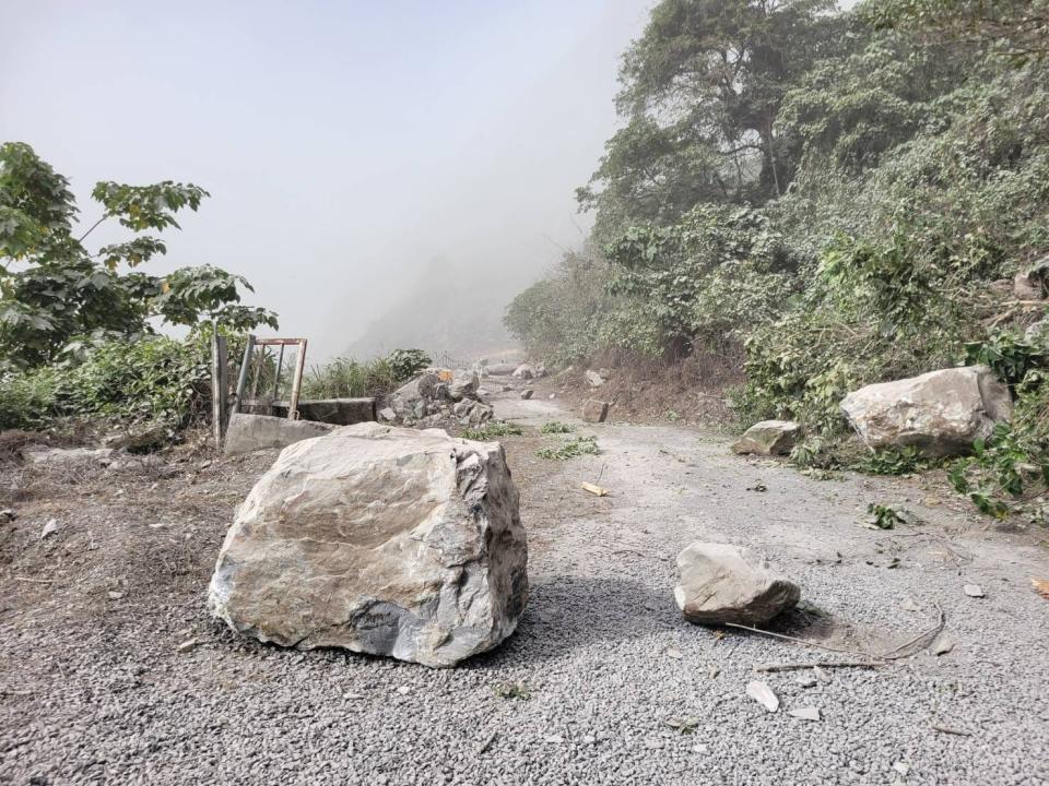 巨石砸落的地點就在追思會現場。取自王薇君臉書