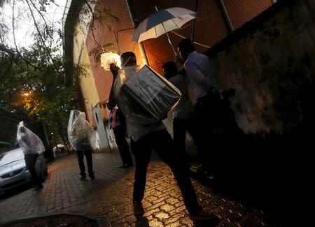 A polling officer carries a sealed ballot box to a counting centre in Colombo, August 17, 2015. REUTERS/Dinuka Liyanawatte