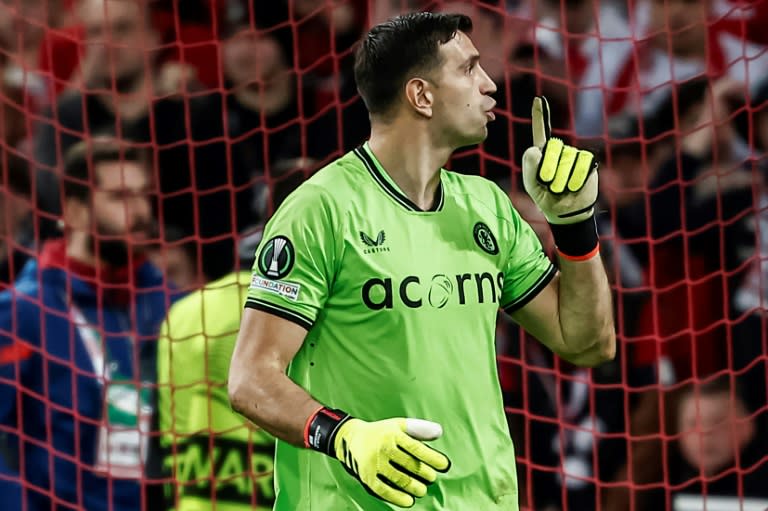 Emiliano Martínez manda callar a los ultras del Lille durante la tanda de penales que el Aston Villa ganó en cuartos de final de la Conference League. En Villeneuve d'Ascq (periferia de Lille, Francia), el 18 de abril de 2024 (Sameer Al-DOUMY)