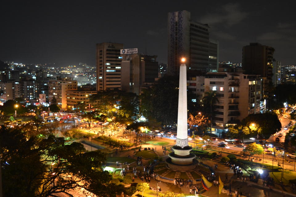 El desarrollo económico de la Venezuela petrolera permitió el florecimiento de zonas como Altamira, con elegantes edificios, plazas y anchas avenidas. (Foto CULTURA CHACAO / MIGUEL GUTIÉRREZ)