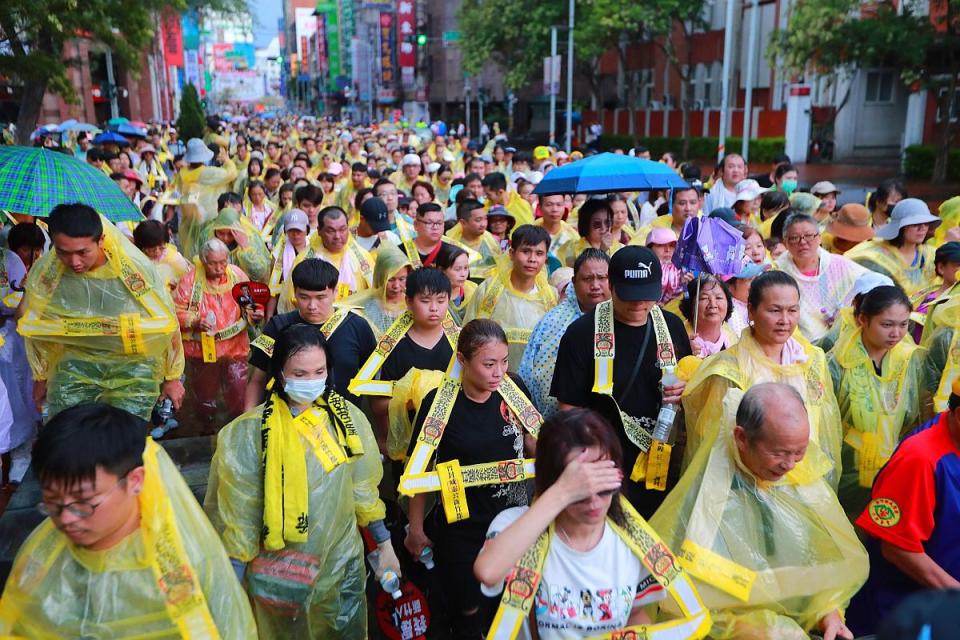 農曆七月初一新竹都城隍廟重頭戲，夯枷繞行市區場面壯觀。（圖：資料照）