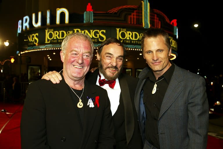 El actor británico Bernard Hill (I), junto John Rhys-Davies (C) y Viggo Mortensen, en el estreno de "El señor de los anillos: el retorno del rey", el 3 de diciembre de 2003 en Los Ángeles (Kevin Winter)