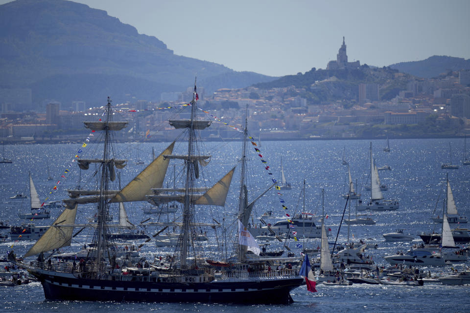 El Belem, el velero con la llama de los Juegos Olímpicos de París, llega al puerto de Marsella, el miércoles 8 de mayo de 2024. (AP Foto/Daniel Cole)