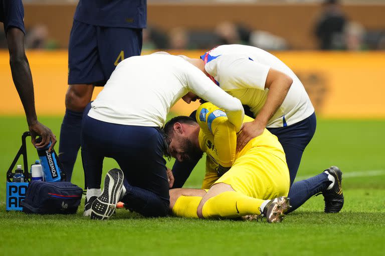 Hugo Lloris es atendido tras el choque con Cristian Romero