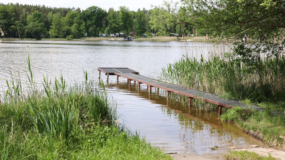 Mehrere Tage suchen Polizei, Familie und Freunde nach zwei jungen Männern an einem See im Norden Brandenburgs. 