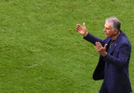 El seleccionador de Irán, el portugués Carlos Queiroz, reacciona en un momento del partido del Grupo B del Mundial entre Gales e Irán, en el estadio Ahmad Bin Ali, en Rayán, Qatar, el 25 de noviembre de 2022. (AP Foto/Manu Fernández)