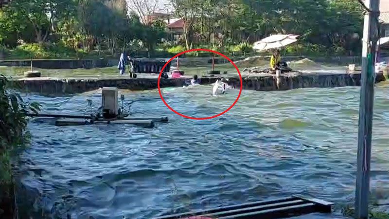 日前東部強震花蓮市區豐川一處釣魚池，有釣客落水。（圖／翻攝畫面）