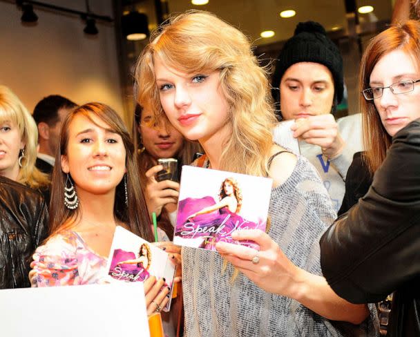 PHOTO: Singer Taylor Swift purchases her new album 'Speak Now' at the Times Square Starbucks on Oct. 25, 2010 in New York City. (Keith Bedford/Starbucks via Getty Images, FILE)