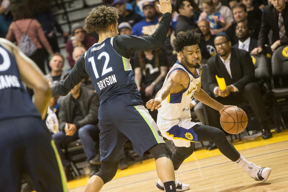 Santa Cruz Warriors guard Quinn Cook (right) dribbles against Iowa Wolves guard Michael Bryson. (Photo via @GLeagueWarriors)