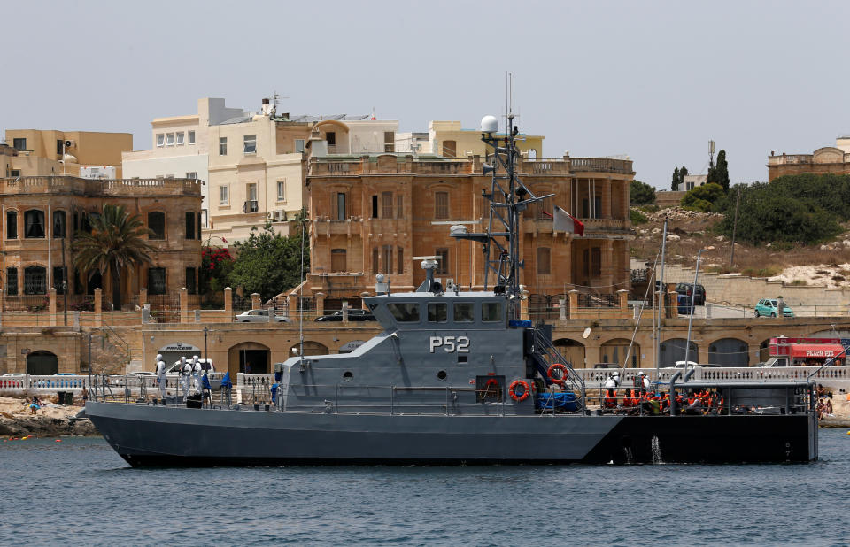 Un buque cargado de inmigrantes en las costas de Malta. REUTERS/Darrin Zammit Lupi