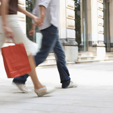 Couple-with-shopping-bags_web