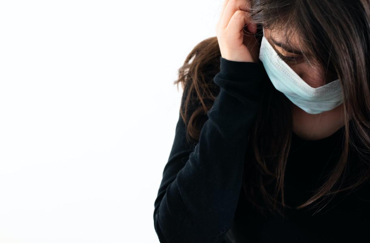   <span class="attribution"><a class="link " href="https://www.shutterstock.com/es/image-photo/worried-woman-wearing-surgical-mask-during-1677942133" rel="nofollow noopener" target="_blank" data-ylk="slk:Shutterstock / Paolo De Gasperis;elm:context_link;itc:0;sec:content-canvas">Shutterstock / Paolo De Gasperis</a></span>