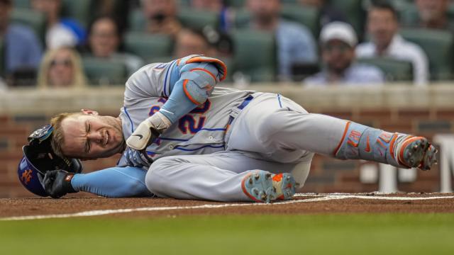 Pete Alonso hit by pitch on wrist vs the Braves, leaves the game in the  first inning