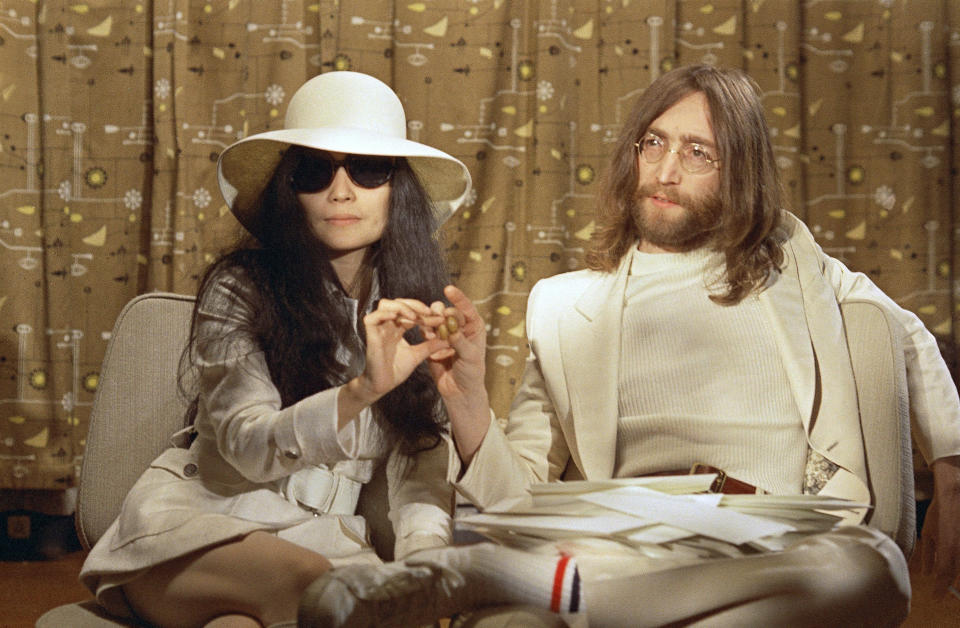 ARCHIVO - En esta fotografía de archivo de 1969 John Lennon, derecha, y su esposa Yoko Ono durante una conferencia de prensa. El álbum "Gimme Some Truth" con 36 canciones de Lennon fue lanzado el 9 de octubre de 2020 para celebrar el cumpleaños 80 del músico. (Foto AP, archivo)