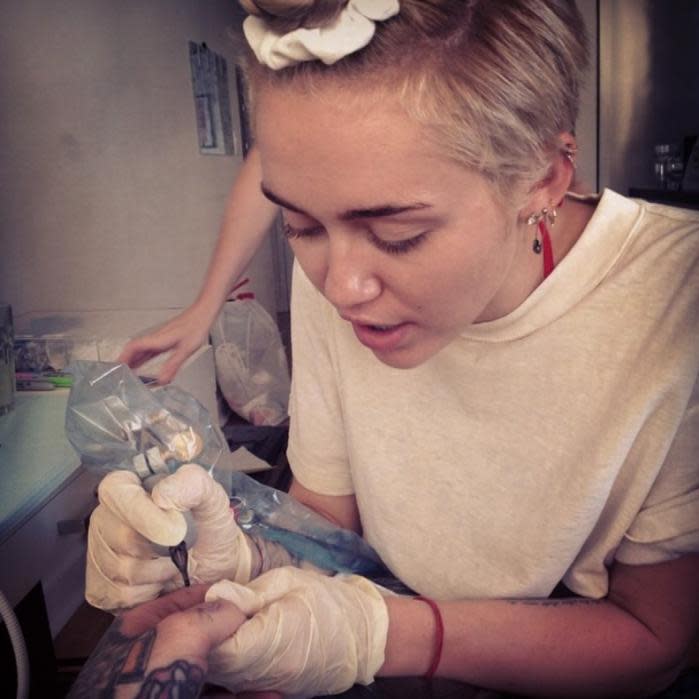 Tattoos hat inzwischen jeder – da war es irgendwie abzusehen, dass es Skandalnudel und Tintenfan Miley Cyrus früher oder später langweilig werden würde, sich selbst unter die Nadel zu legen! Die Alternative: Miley versucht sich jetzt selbst als Tätowiererin! Das freiwillige “Opfer” für ihren Erstversuch war ihr Lieblings-Tattoo-Artist Bang Bang aus New York, der sich jetzt damit brüsten darf, einen echten “Cyrus” auf der Hand zu tragen. (Bild: Instagram/bangbangnyc)