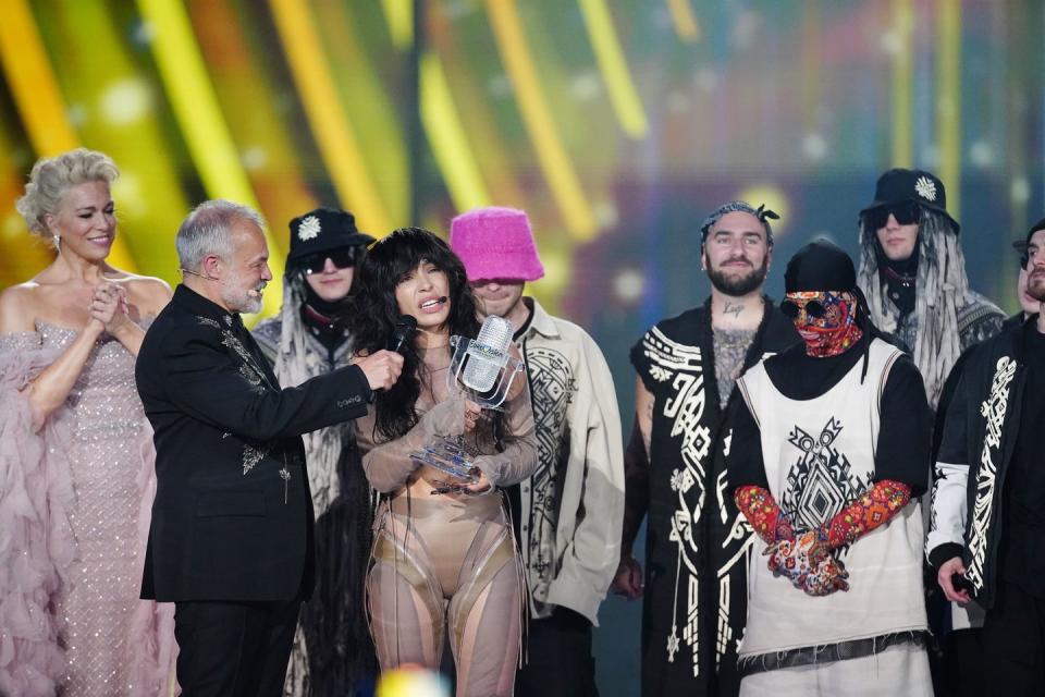 graham norton interviews eurovision 2023 winner loreen, who holds a trophy shaped like a microphone, as hannah waddingham and kalush orchestra watch