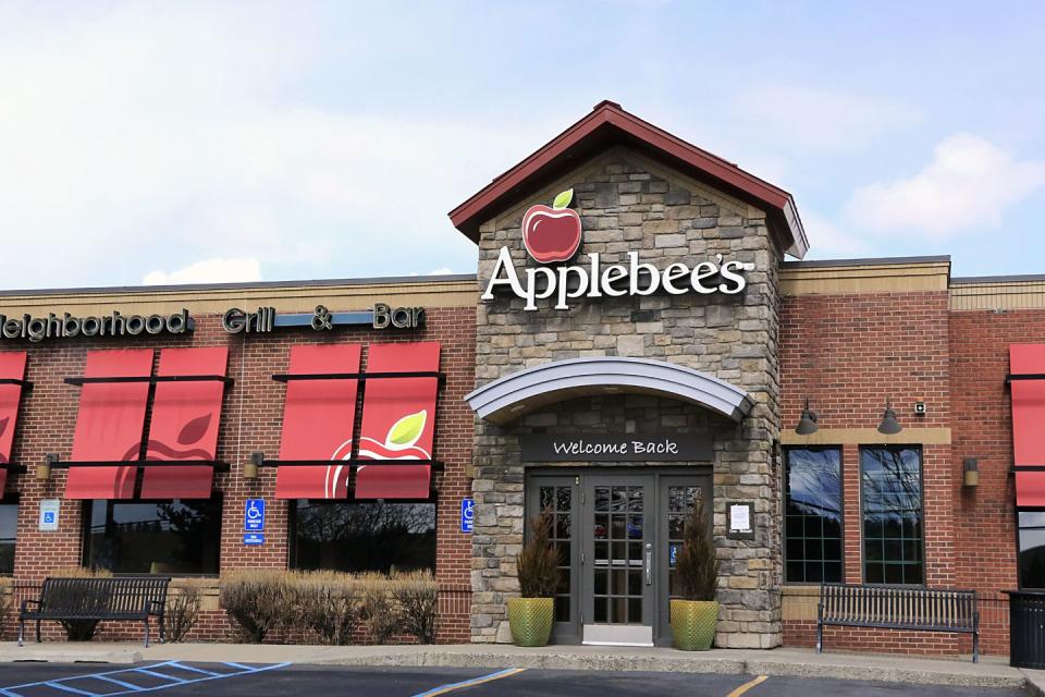 entrance to applebee's restaurant