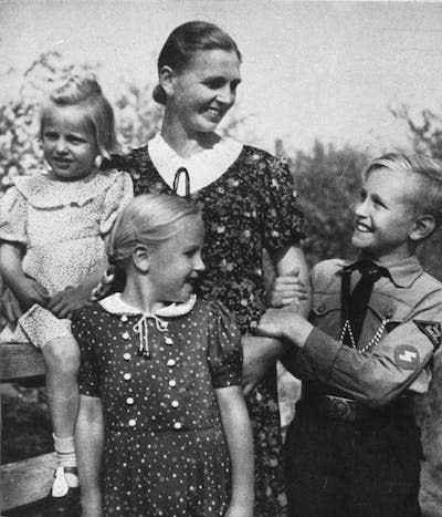 Fotografía propagandística de una mujer <a href="https://es.wikipedia.org/wiki/Archivo:Bundesarchiv_Bild_146-1973-010-31,_Mutter_mit_Kindern.jpg" rel="nofollow noopener" target="_blank" data-ylk="slk:Archivo Federal de Alemania / Wikimedia Commons;elm:context_link;itc:0;sec:content-canvas" class="link ">Archivo Federal de Alemania / Wikimedia Commons</a>, <a href="http://creativecommons.org/licenses/by-sa/4.0/" rel="nofollow noopener" target="_blank" data-ylk="slk:CC BY-SA;elm:context_link;itc:0;sec:content-canvas" class="link ">CC BY-SA</a>