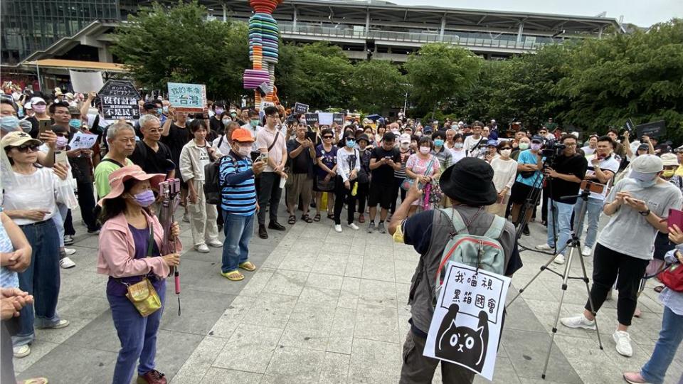 「我藐視國會」串聯活動，台中火車站廣場24日下午聚集約近500人表達立場。（陳淑芬攝）