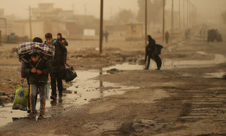 Iraqi people flee the Islamic State stronghold of Mosul in al-Samah neighborhood, Iraq December 2, 2016. REUTERS/Mohammed Salem