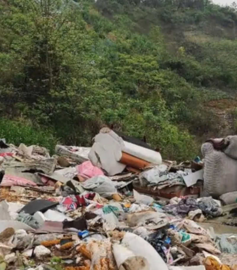 建築垃圾隨意傾倒嚴重影響居民生活權益 。（圖／翻攝自微博）