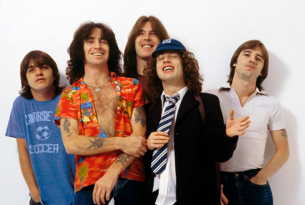  Photo of Bon SCOTT and AC/DC and Angus YOUNG and Phil RUDD and Cliff WILLIAMS and Malcolm YOUNG and AC DC, L-R: Malcolm Young, Bon Scott, Cliff Williams, Angus Young, Phil Rudd - posed, studio, group shot (Photo by Fin Costello/Redferns). 