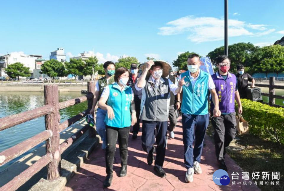 鄭市長和與會貴賓步行環繞西坡埤塘生態公園。