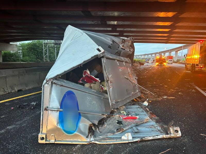 國1桃園段車禍1死（2） 國道1號26日上午有物流車在北上桃園平鎮路段自撞 護欄、貨櫃掉落，造成後方聯結車追撞、駕駛死亡。 （警方提供） 中央社記者葉臻傳真  113年4月26日 