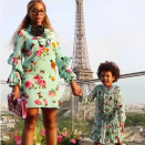 La diva se encuentra en París junto a su familia en lo que parece ser un excelente hotel, por la vista directa a la Torre Eiffel. 