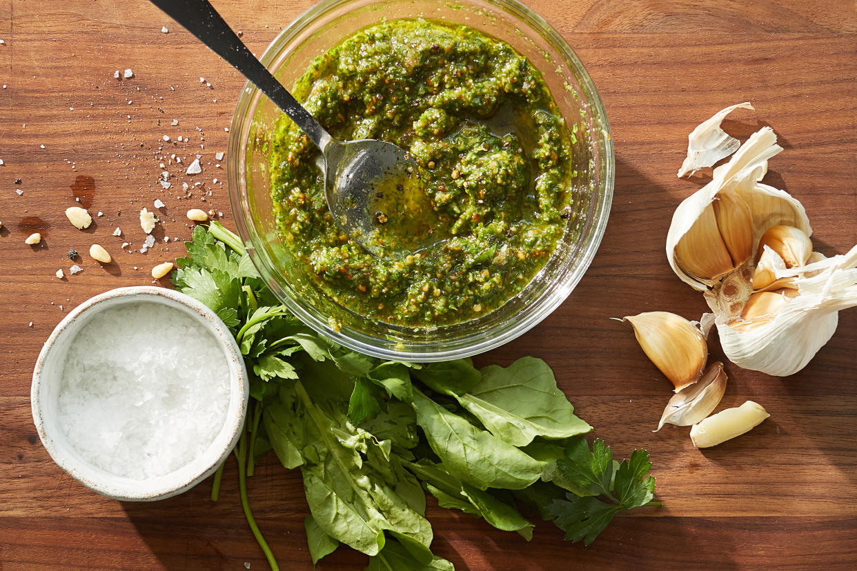 Ingredientes para la pasta al pesto con alubias blancas y queso halloumi, en Nueva York, el 2 de septiembre de 2021. Estilista de alimentos: Simon Andrews. (Christopher Simpson/The New York Times)