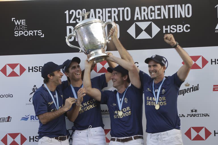 Juan Martín Nero, David Stirling y Adolfo Cambiaso tienen muchas fotos de podio de Palermo, pero para Poroto Cambiaso es la primera; La Dolfina fue un sólido campeón del Argentino Abierto.