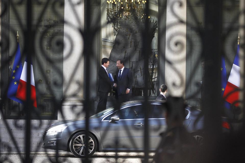 New French prime minister Manuel Valls, left, takes leave of French President Francois Hollande following their meeting at the Elysee Palace in Paris, Wednesday April 2, 2014. Manuel Valls, 51, took over as President Francois Hollande's prime minister from Jean-Marc Ayrault after their Socialist Party took a drubbing in weekend municipal elections. (AP Photo/Remy de la Mauviniere)