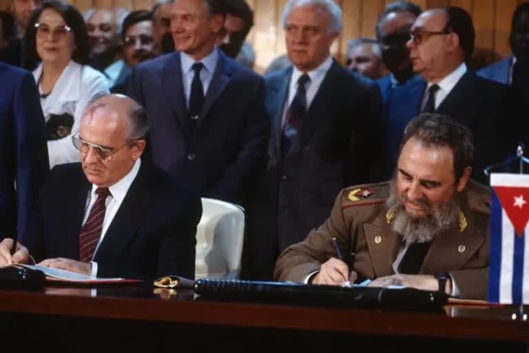 En abril de 1989, Gorbachov visita Cuba, en lo que fue visto por muchos como el anuncio de que los cambios en la URSS también llegarían a la isla