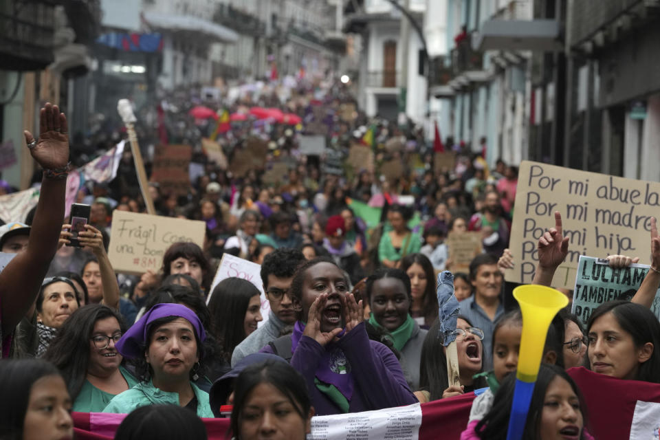 Manifestantes en una marcha por el Día Internacional de la Mujer en Quito, Ecuador, el viernes 8 de marzo de 2024. (AP Foto/Dolores Ochoa)