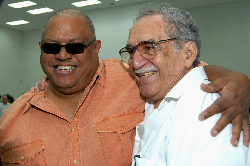 Gabriel García Márquez junto al cantante cubano Pablo Milanés en La Habana el 9 de marzo del 2007, en una foto distribuida por la Agencia Nacional de Información de Cuba. García Márquez le entregó a Milanés una medalla de Casa de las Américas que reconoce su contribución a la cultura latinoamericana. García Márquez murió el jueves 17 de abril de 2014 en su casa en la Ciudad de México. (Foto AP/Omar García/AIN)