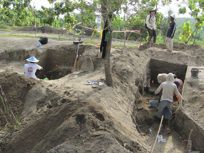 印尼爪哇島梭羅河附近的昂棟河階地，是直立人最晚的化石出土區域。（AP）